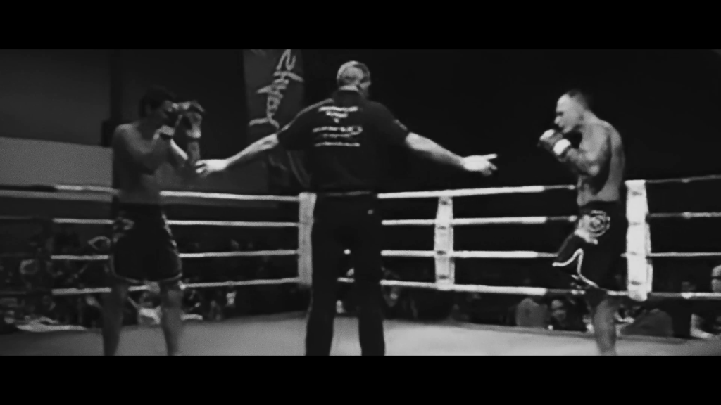 MMA gevecht en scheidsrechter in de ring